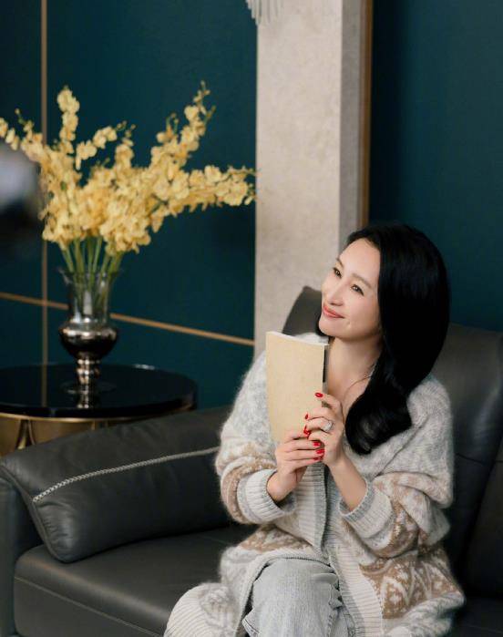 设计 秦海璐气质真是不一般,毛衣开衫搭休闲裤,温柔优雅魅力十足