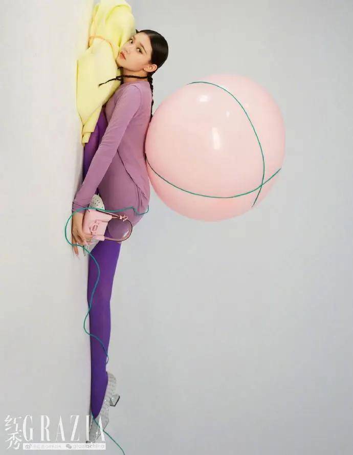 高跟鞋 当红女星林允摩登撞色大片超艳丽！雪肤玉貌太性感迷人