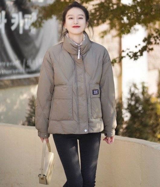 黑色 秋冬季：别老想穿长款羽绒服！小姐姐用短款配半身裙，高级又时髦