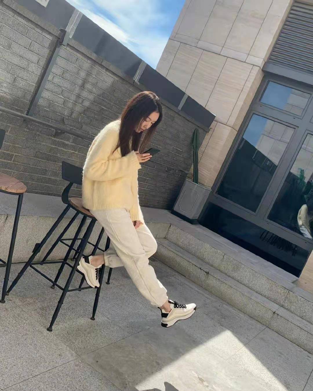 毛衣 演员高露的秋冬穿搭，淡黄毛衣配束脚裤，牛仔夹克配阔腿裤，温暖随性
