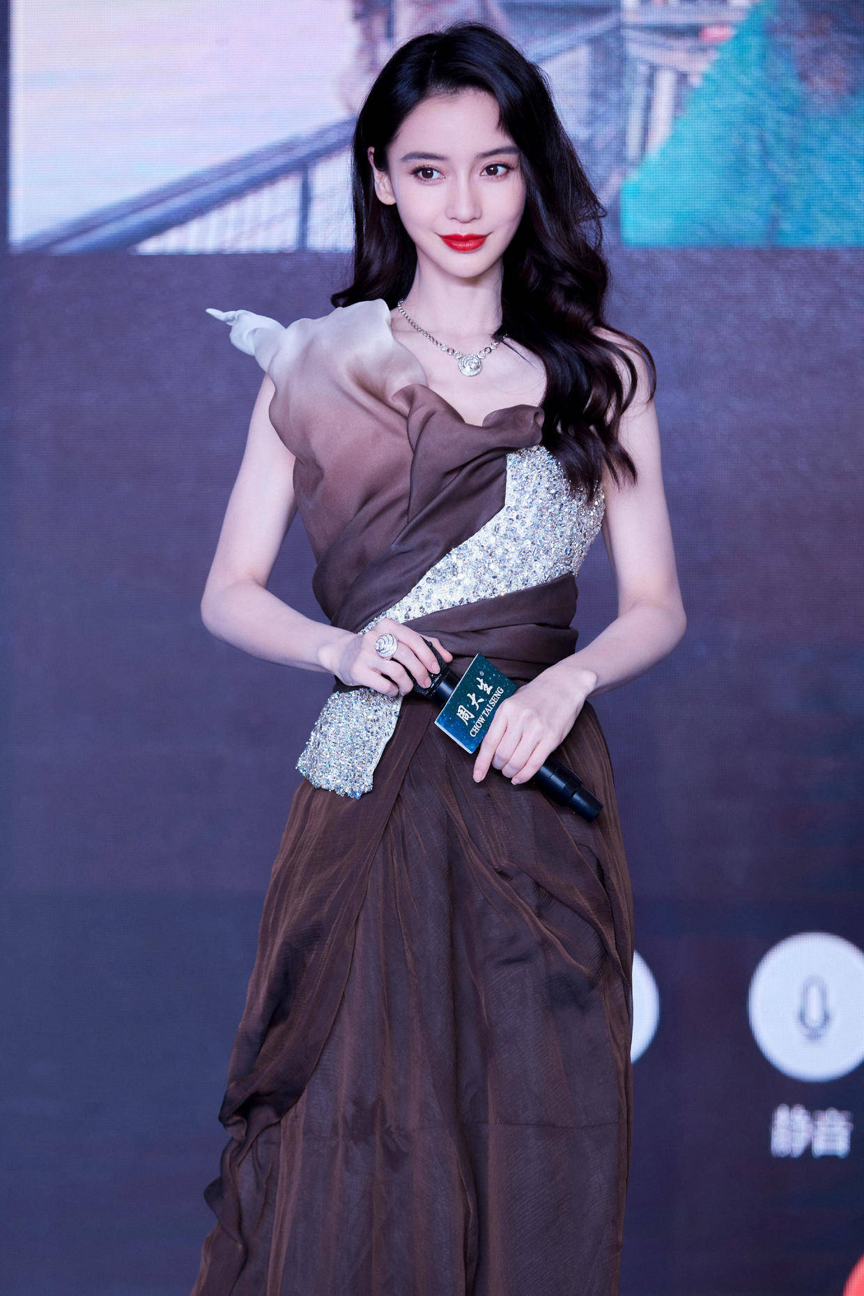 杨颖 Angelababy好会穿,用黑色皮夹克配吊带半身裙,辣妈身材不输女团