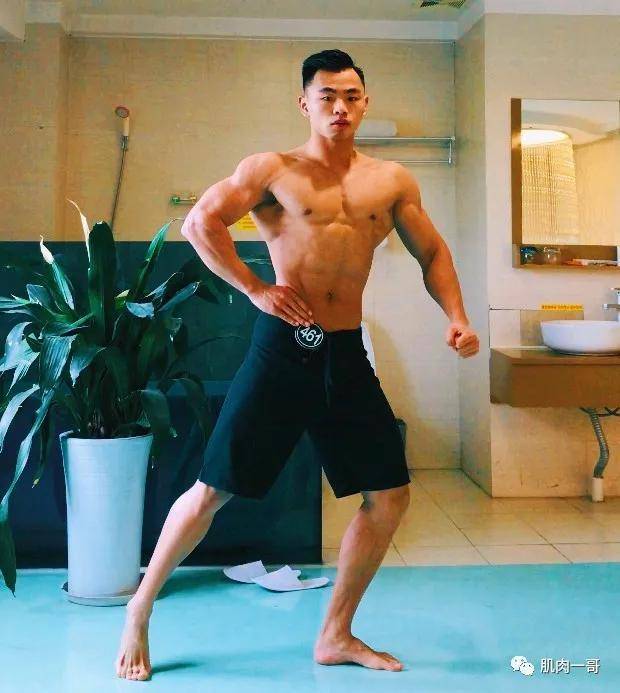 肉体|四川筋肉教练浴室自拍照疯传，这肉体太可了