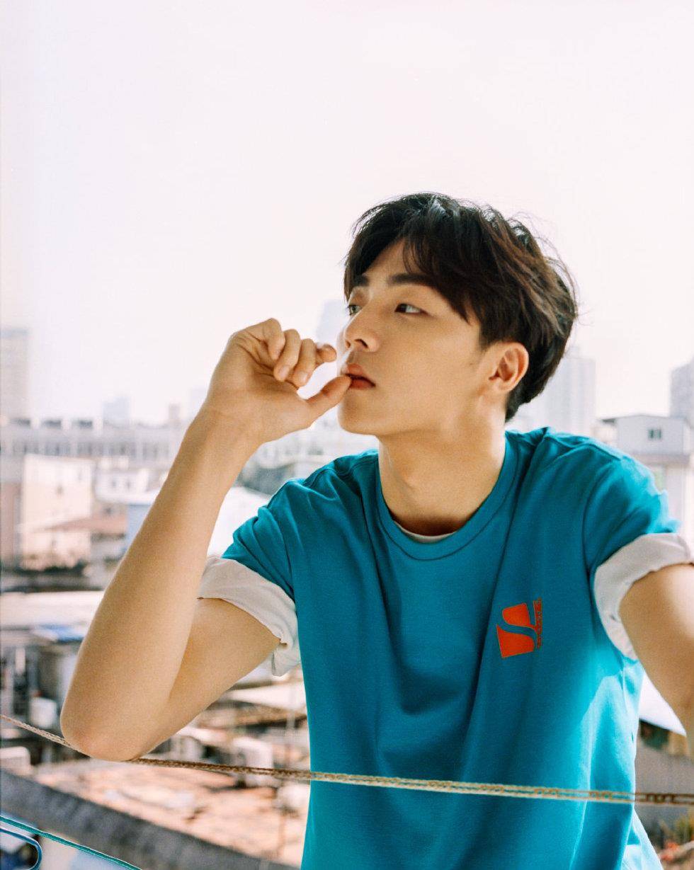 阳光 陈立农全新造型来袭，仅靠一件T恤，居然就轻松搭出高级感！