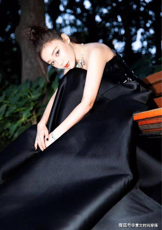 设计 袁姗姗会打扮！藏蓝色长西装搭高筒靴，时尚休闲，腿好长