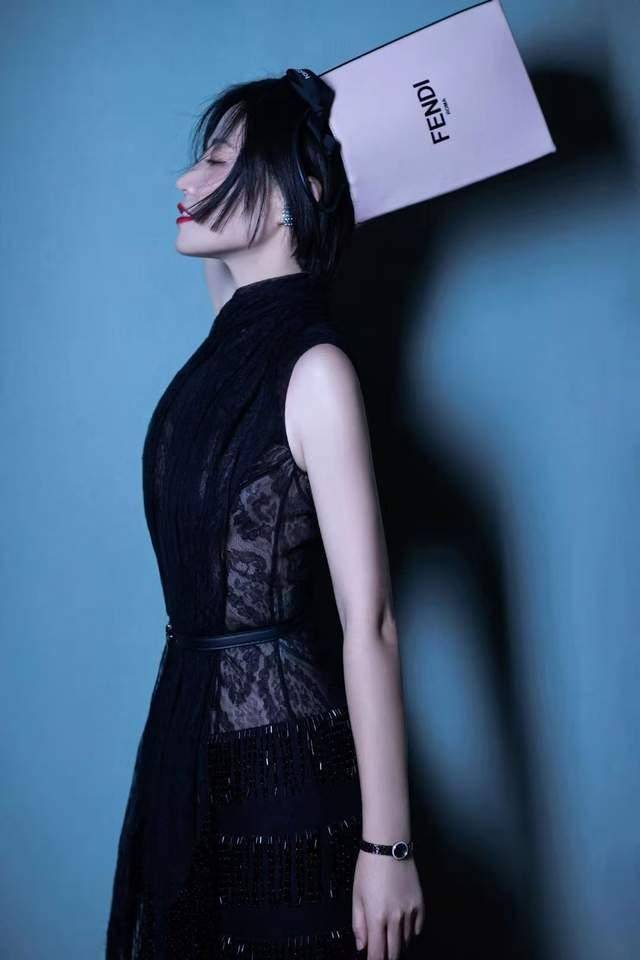 显得 谭卓穿出女人味！紫色长裙展现完美身材，明媚又温柔