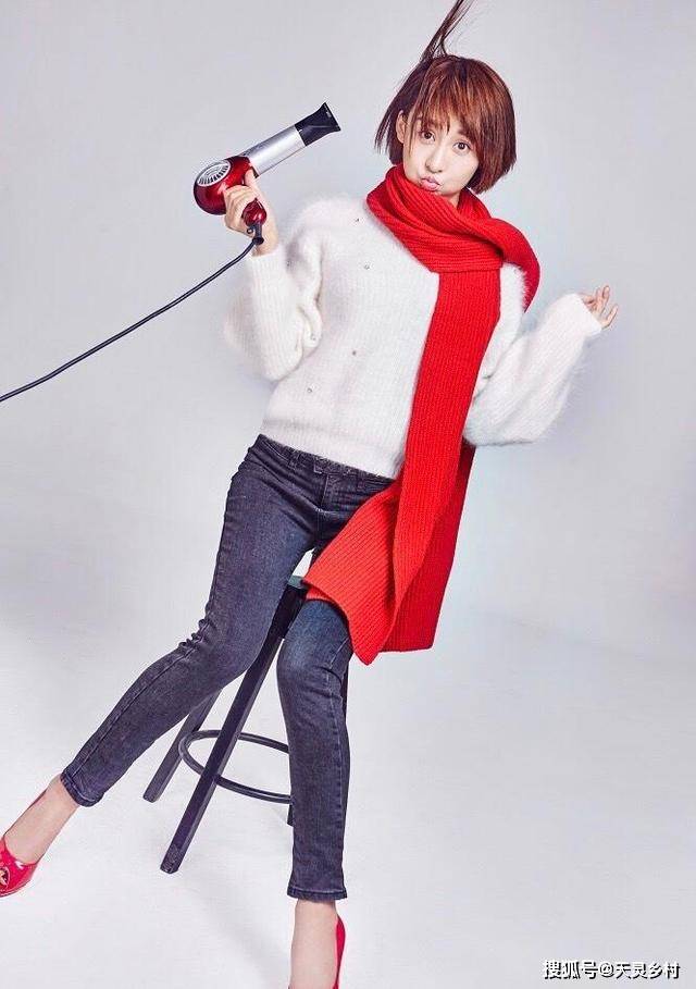 黑色 杨颖,“万花筒”连衣裙配黑色腰带,甜美又显身材