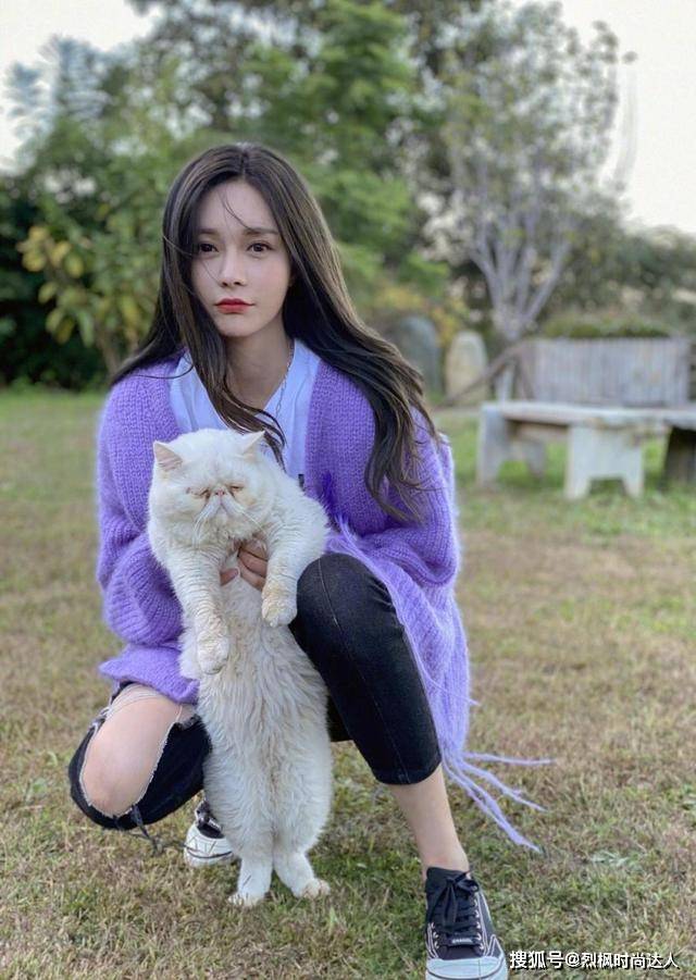 手套 沈梦辰身材曼妙，抹胸上衣配皮短裤复古美艳，红色手套成焦点