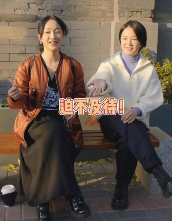 状态 周迅街头喝豆汁，穿圆领夹克配半身裙打扮简约，表情淡定不为所动