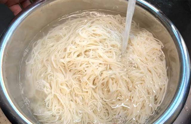 炸酱面|夏天要多吃面条,教你懒人做法,比炸酱面还好吃,上桌就扫光