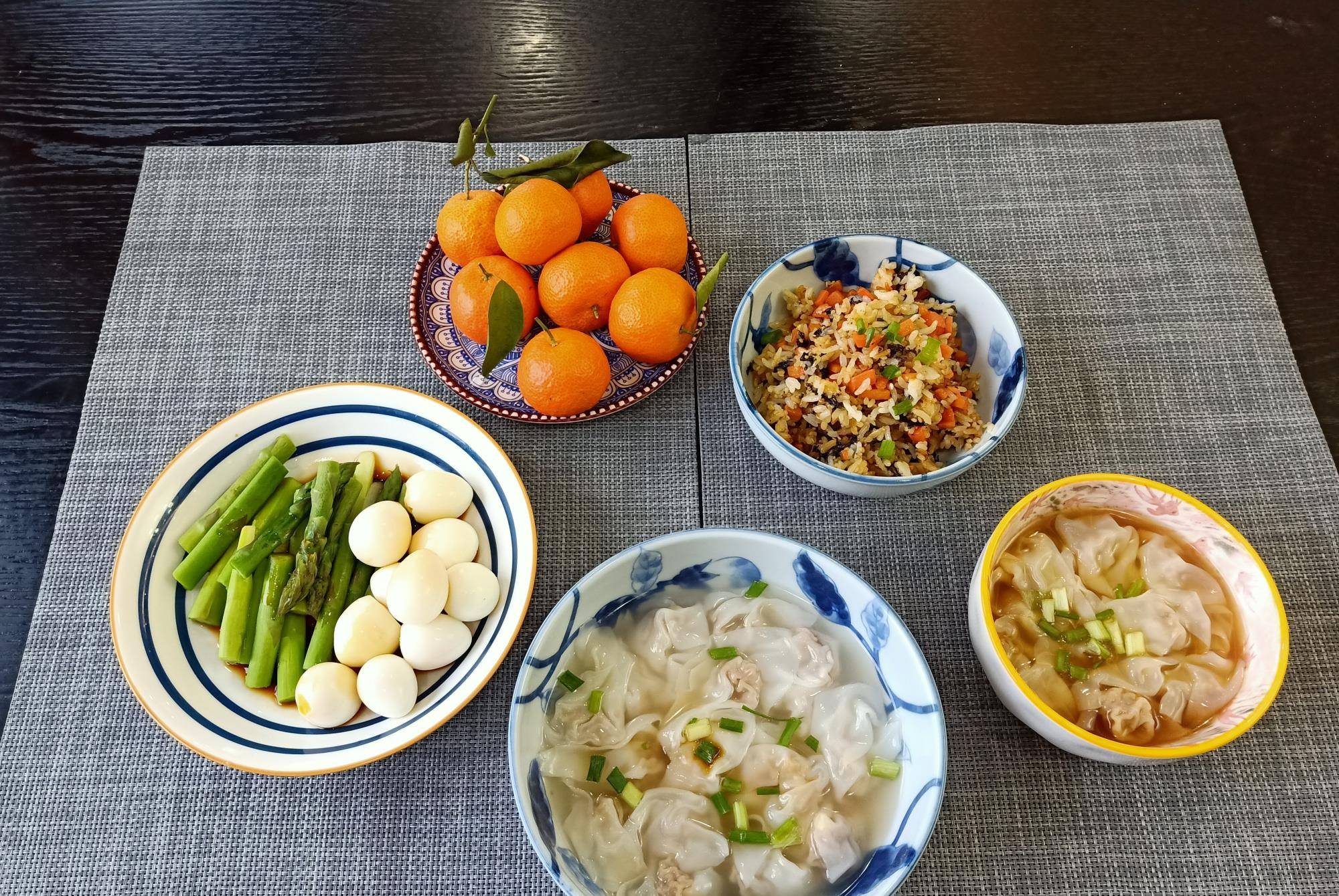 神兽|娘儿俩的早餐火了,不要低估神兽的胃口,满满一桌,转身就光盘