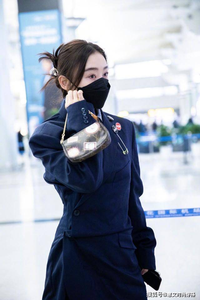 设计 袁姗姗会打扮！藏蓝色长西装搭高筒靴，时尚休闲，腿好长