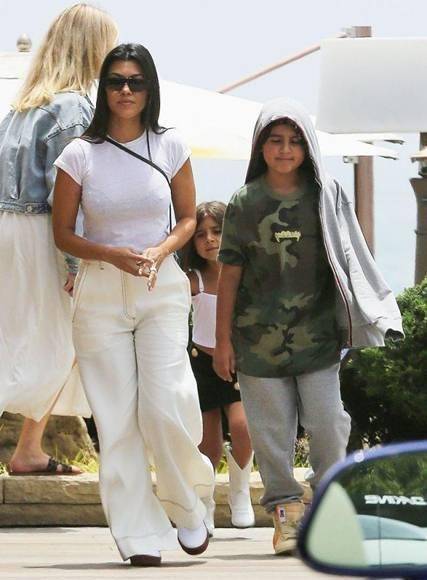 利器 考特尼·卡戴珊一身白堪称减龄利器，阔腿裤为身高“补拙”显气场