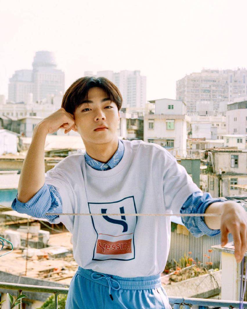 阳光 陈立农全新造型来袭，仅靠一件T恤，居然就轻松搭出高级感！