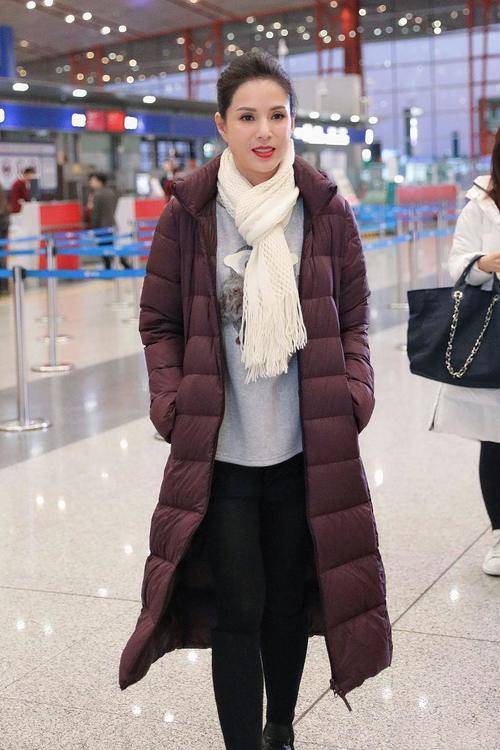 服装 关掉美颜后的李若彤回归现实，面容虽然很憔悴，但穿搭依旧时尚