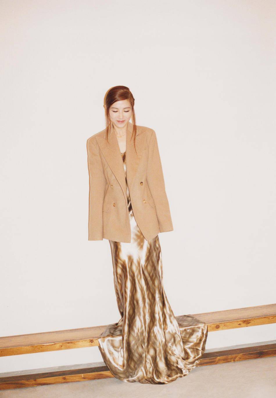 黑色 邓紫棋变身“半熟少女”，驼色穿搭高级又灵动，气质舒服