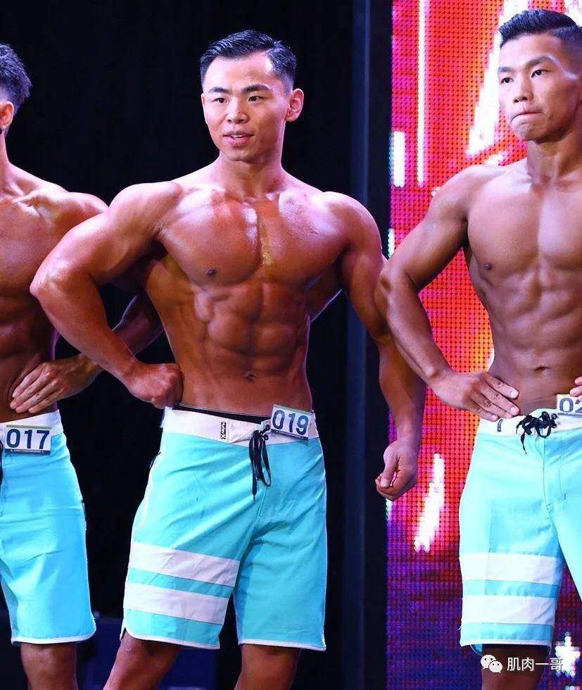 肉体|四川筋肉教练浴室自拍照疯传，这肉体太可了