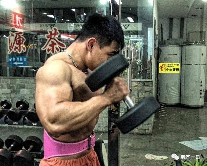 肉体|四川筋肉教练浴室自拍照疯传，这肉体太可了