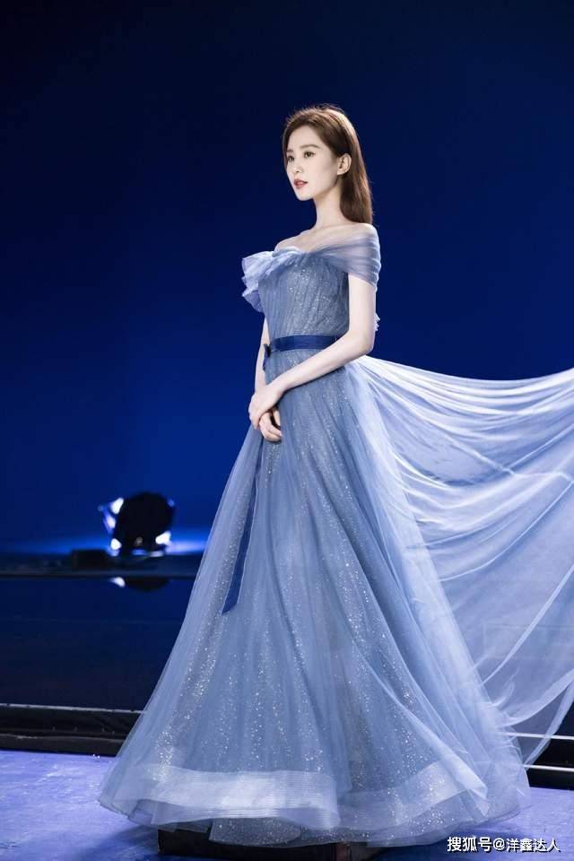 短裙 刘诗诗气质优雅，白色高领衫配短裙秀好身材，筷子腿太抢眼