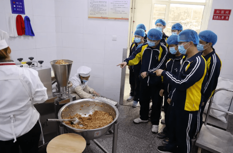 衡水二中探秘食堂后厨追踪美食源头