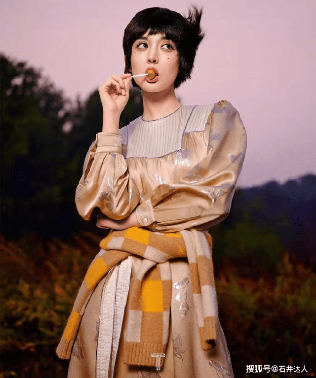 黑色 不一样的娜扎!复古长裙短发配点痣妆,美得“直击”人心