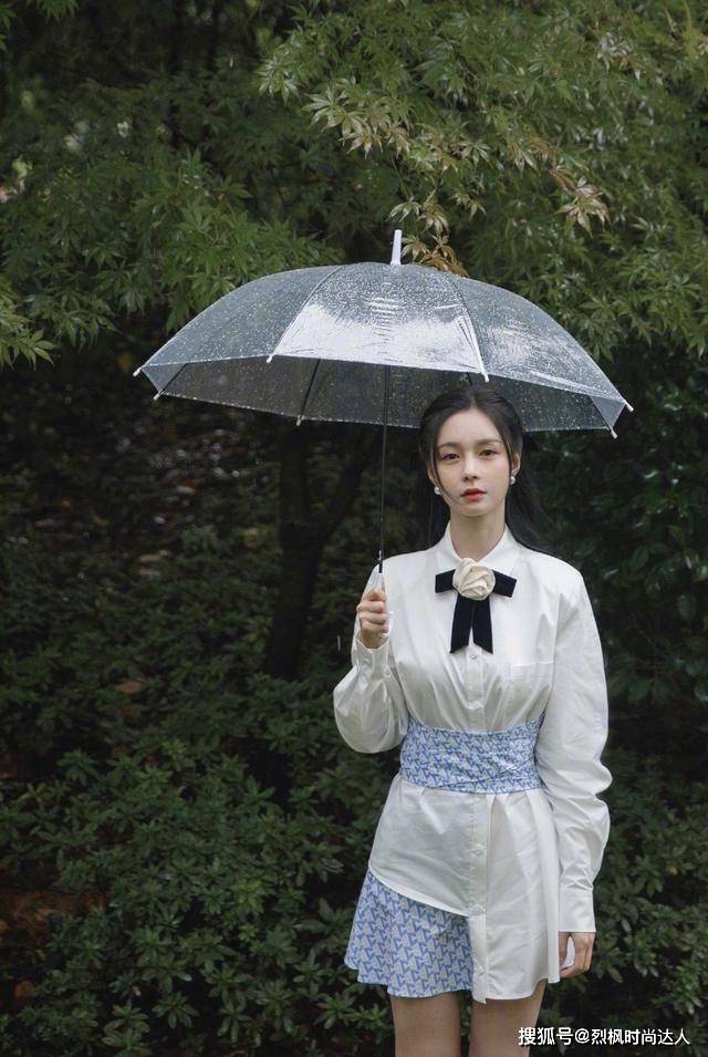 手套 沈梦辰身材曼妙，抹胸上衣配皮短裤复古美艳，红色手套成焦点