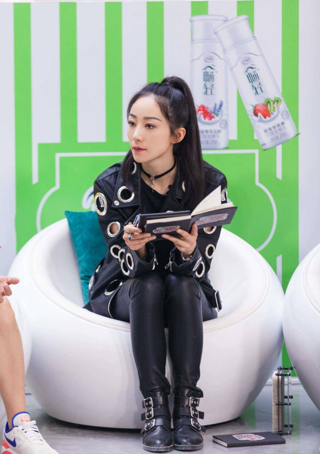 女神 韩雪更美了，穿一字肩白色修身长裙，踩“斑马纹”粗跟鞋优雅大气