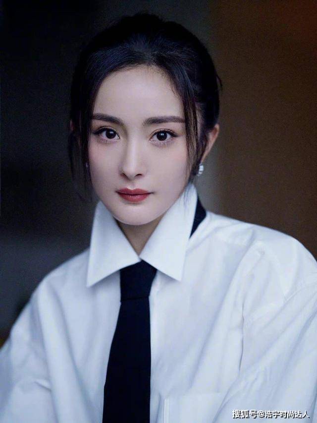 气息 杨幂时尚功底不一般！穿白衬衫系领带，用马丁靴完美秀腿长