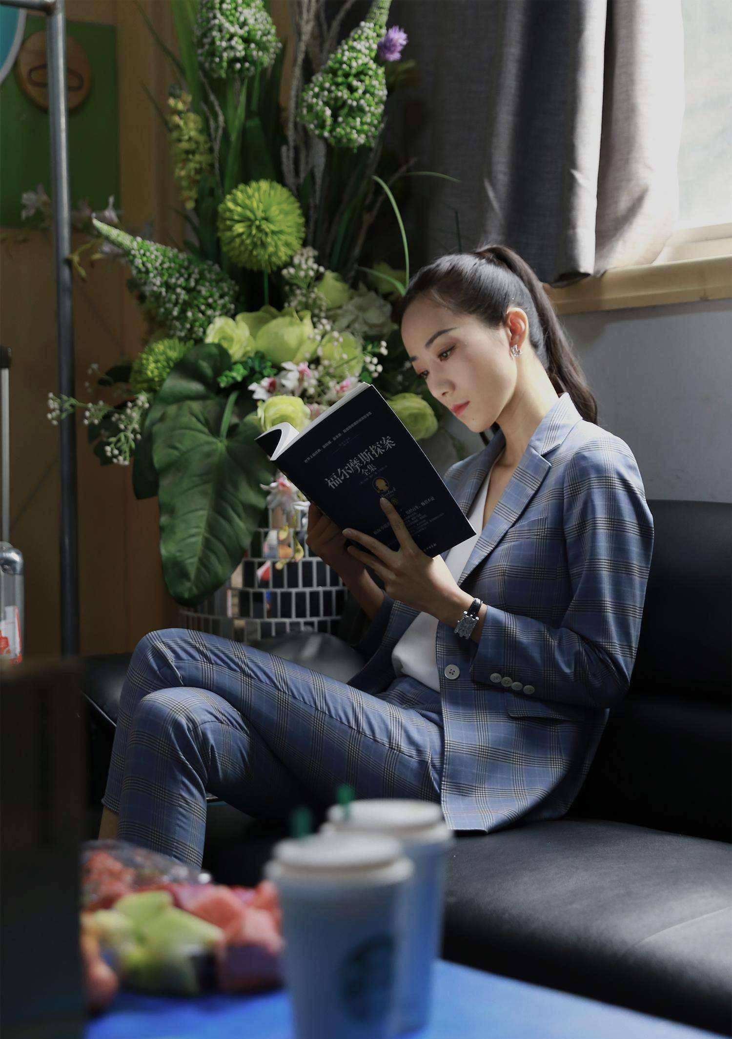 女神 韩雪更美了，穿一字肩白色修身长裙，踩“斑马纹”粗跟鞋优雅大气