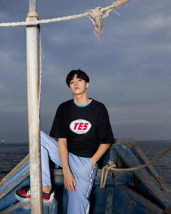 阳光 陈立农全新造型来袭，仅靠一件T恤，居然就轻松搭出高级感！