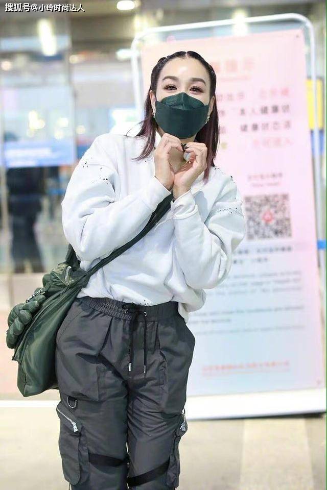 身材 钟丽缇减龄有一套！卫衣搭帅气工装裤走机场真休闲，活力满满