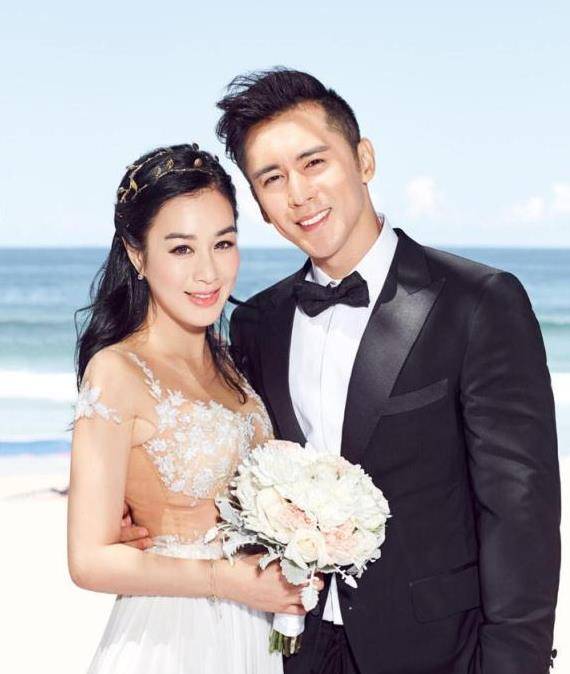 黑色 钟丽缇张伦硕走机场又作妖，身穿老棉袄像大妈，男方眼神生无可恋