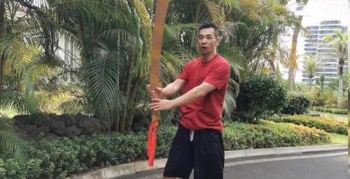 显得 赵文卓不愧是“最帅法海”，穿红T恤配黑中裤，尽显成熟硬汉身材