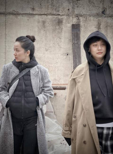 感觉靳东老婆有白发也不染，天生丽质的人不怕暴露，超真实一点不装！