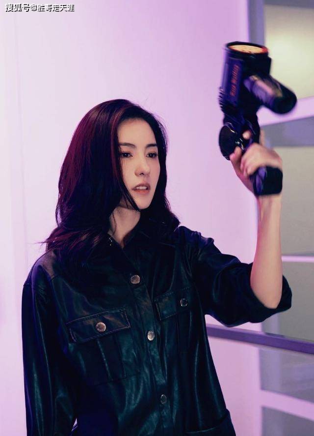 机车 张柏芝越来越时髦，穿黑色皮衣化身机车女郎，帅气造型有看点