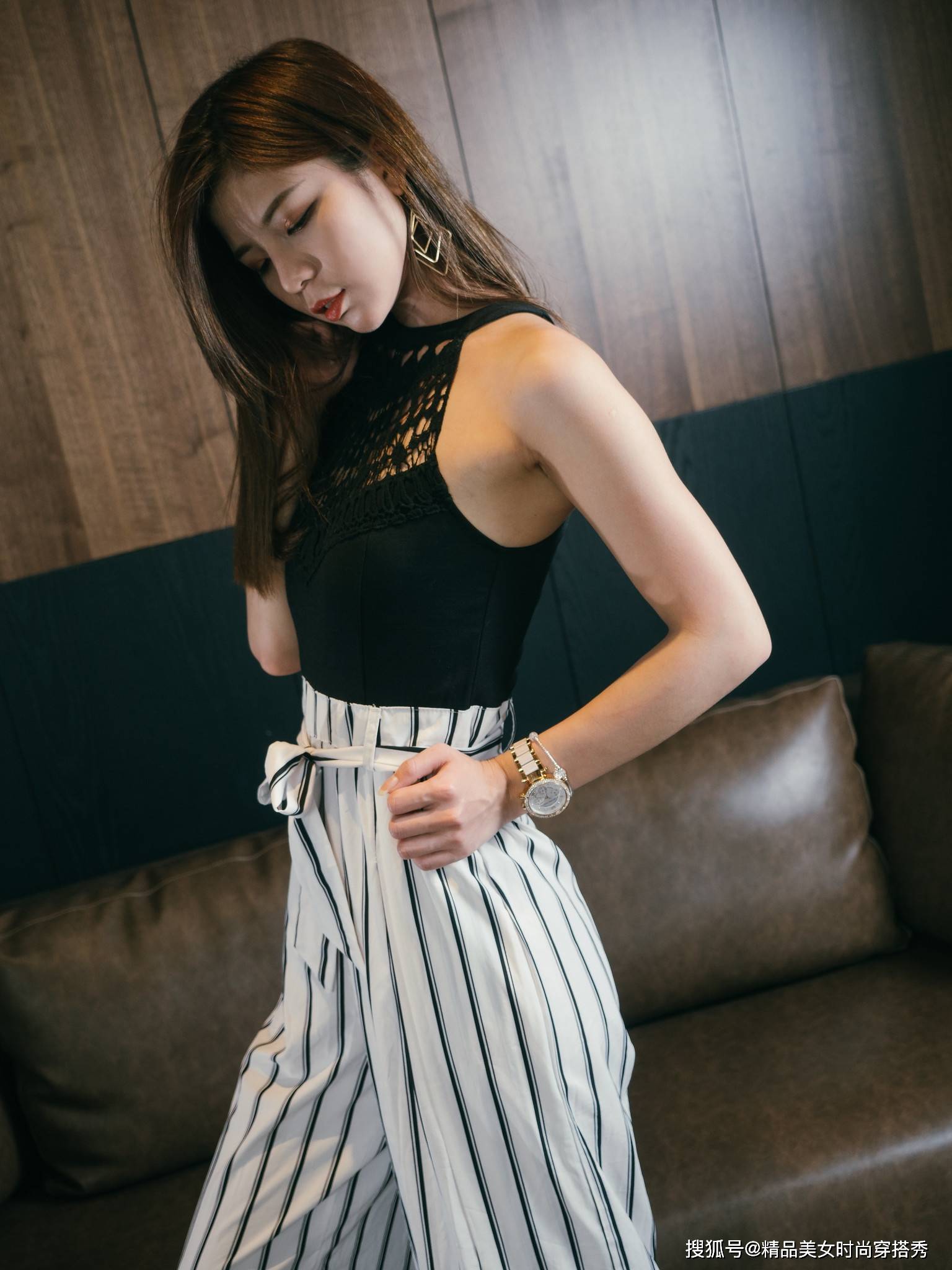 个性 黑色的无袖小衫下搭条纹的阔腿裤，潮范十足