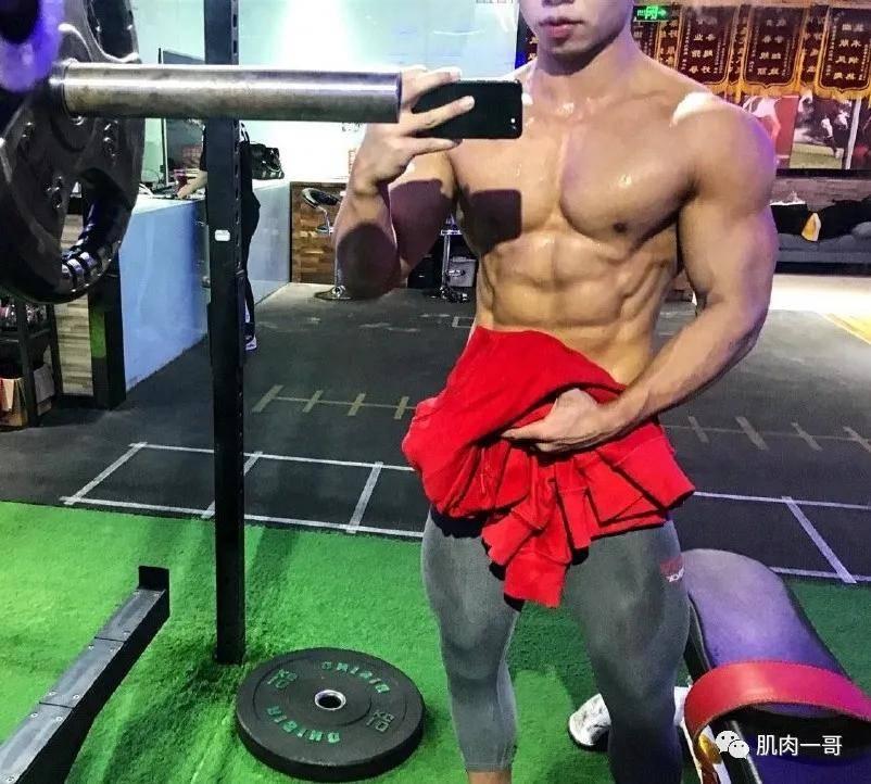 肉体|四川筋肉教练浴室自拍照疯传，这肉体太可了