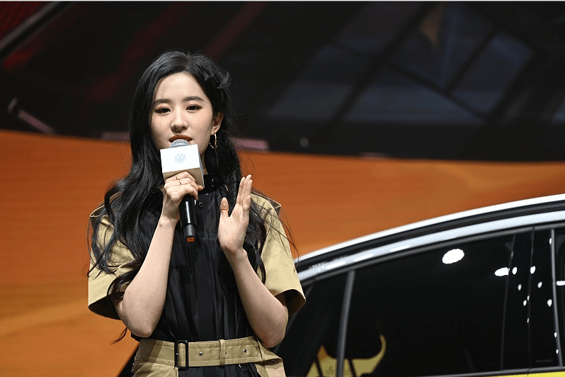 金色 生图下的刘亦菲看着有些疲惫，可穿拼色的裙子还很精致，挺美的