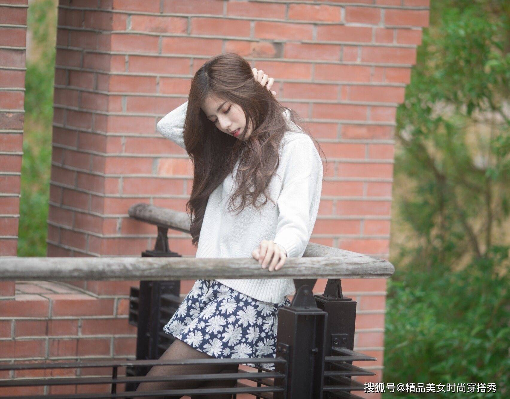 短裙 白色毛衣搭配碎花短裙，休闲又时尚，非常耐看