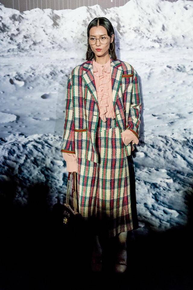 宫廷风 刘雯真不愧是超模!格纹西装搭配粉色衬衫复古摩登,颇具宫廷风