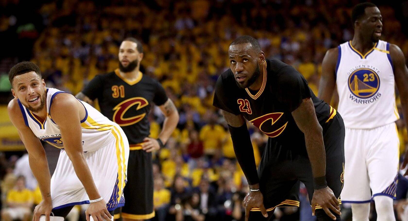 詹姆斯下滑的分水岭是2018年,他带领骑士和勇士大战总决赛,几乎是用尽