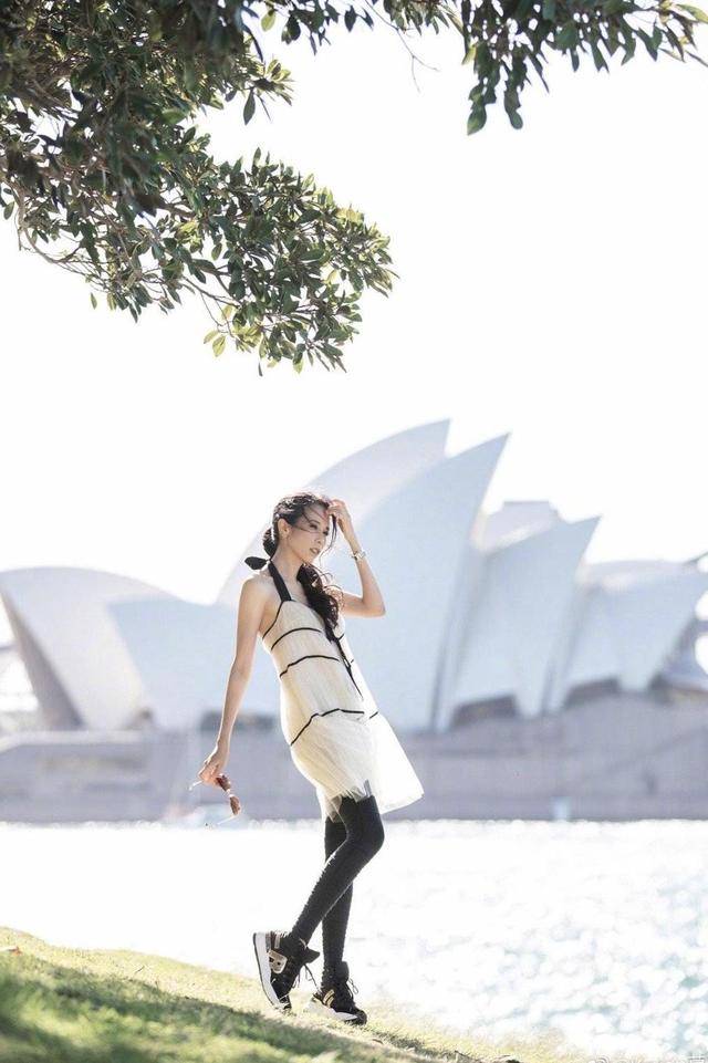 身材 莫文蔚不愧是“腿精”！连衣裙配黑色打底裤，“小鸟腿”好惊艳