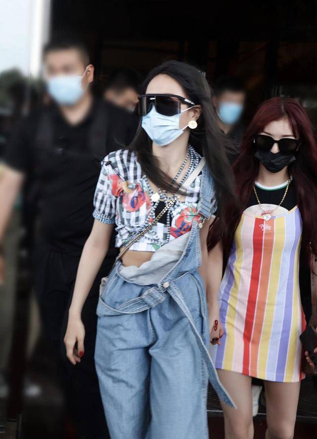 设计 谢可寅又不好好穿衣，穿露腰装秀身材，背带裤只扣半边好个性