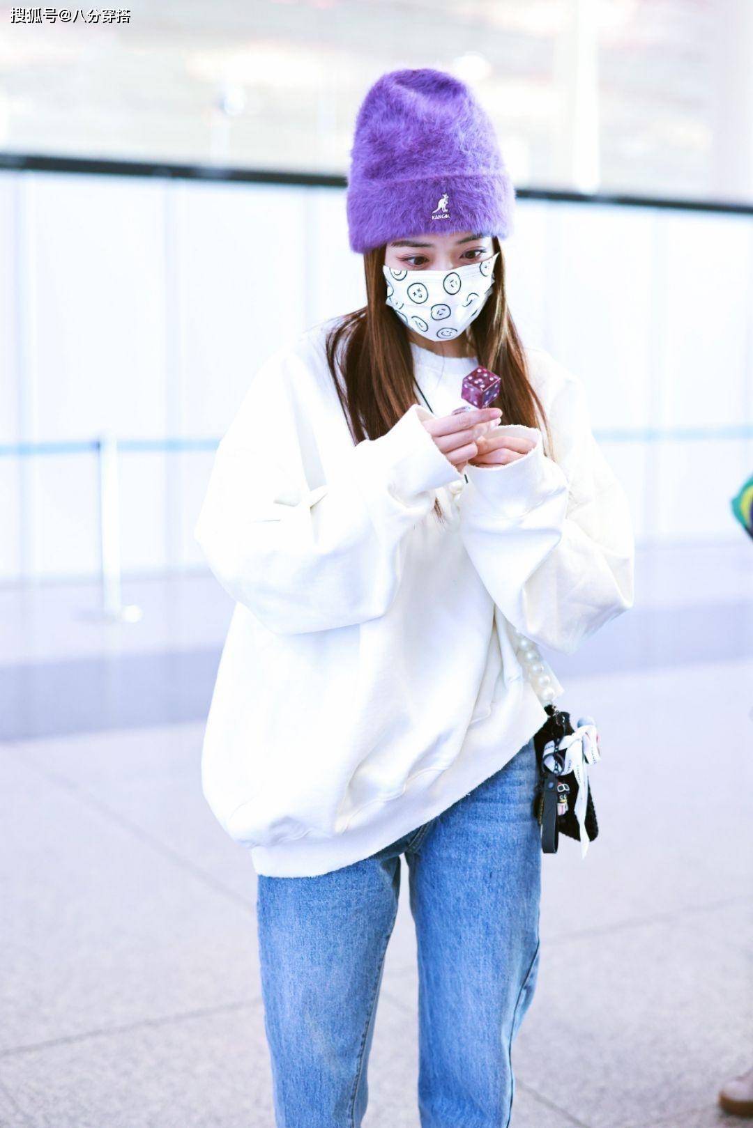 白卫衣 徐璐私服太时尚,白卫衣配牛仔裤都如此时髦,看起来像18岁的少女