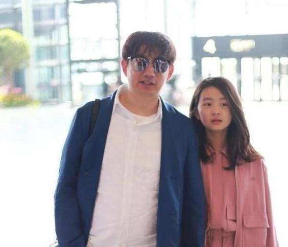 套装 49岁黄磊带大女儿机场出镜,16岁多多粉色套装很抢眼,热议不断!