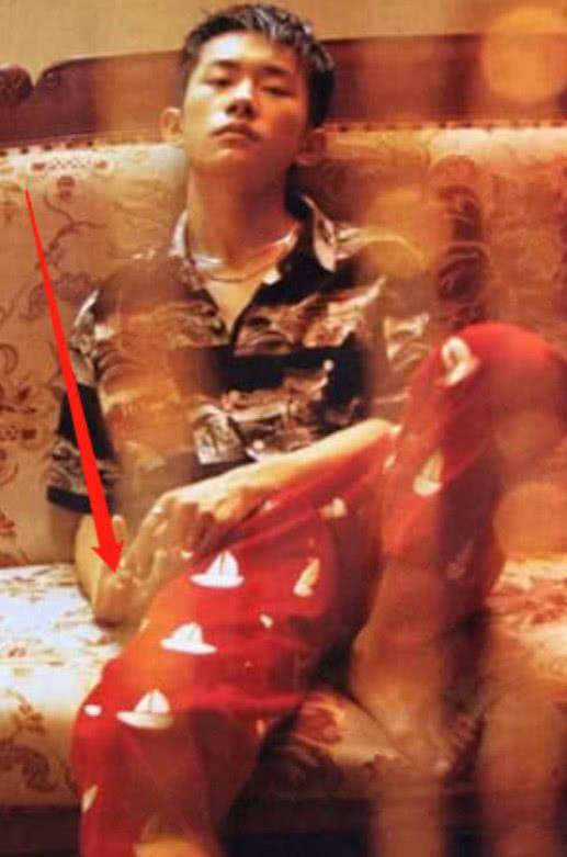 黑色 阔腿裤早已过时,易烊千玺的“情人裤”火遍全网,00后:不敢穿