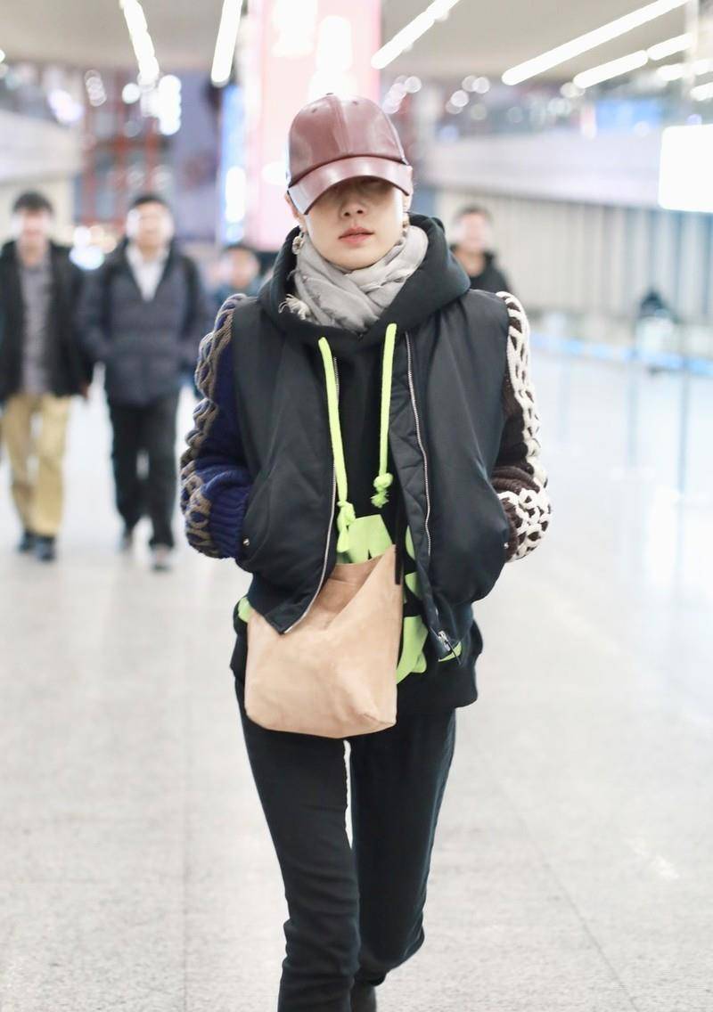 眼袋 马伊琍大步流星走机场,43岁穿成“叛逆少女”,帽子遮不住眼袋