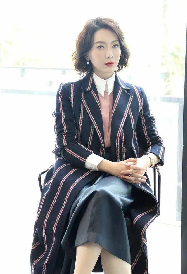 大衣 40+女性穿大衣别老配小脚裤，跟着这么穿，简直不要太气质
