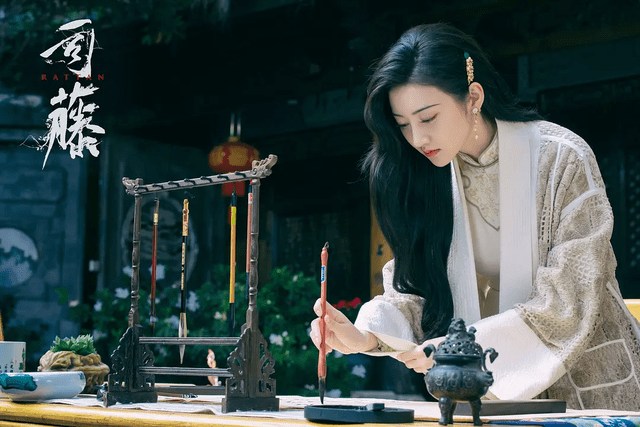 双颖“黑长直”惊艳众人的12位女星，双颖甜美娜扎性感，王祖贤难超越