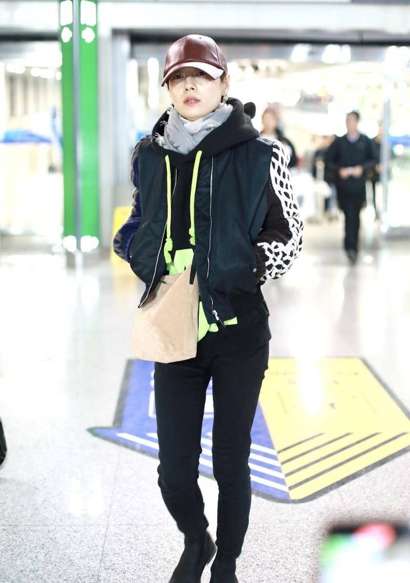眼袋 马伊琍大步流星走机场,43岁穿成“叛逆少女”,帽子遮不住眼袋