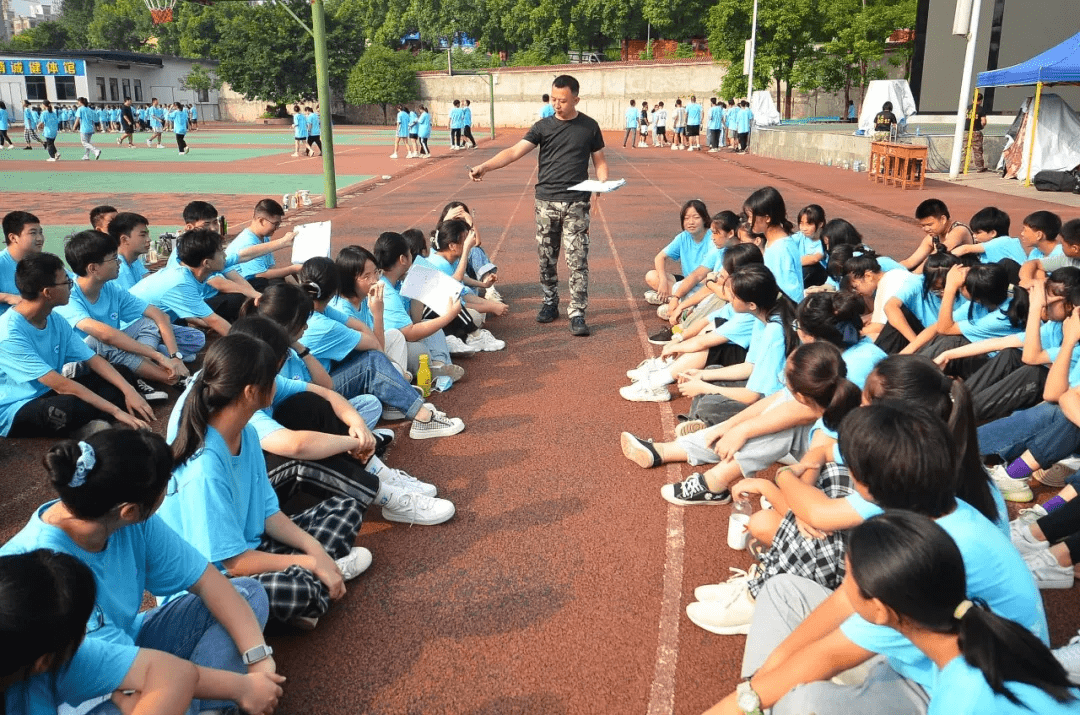 重慶市渝南田家炳中學新生入格教育活動紀實